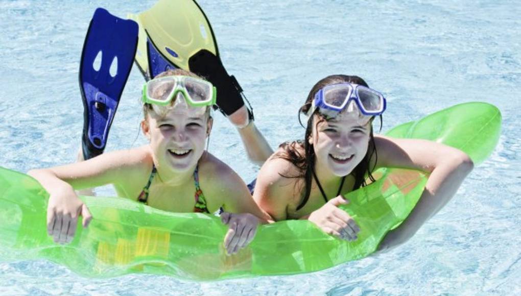 Consejos para cuidar a los niños en las piscinas