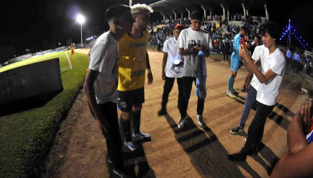 Agustín Auzmendi se tomó fotos con los aficionados del Motagua tras el final del partido.
