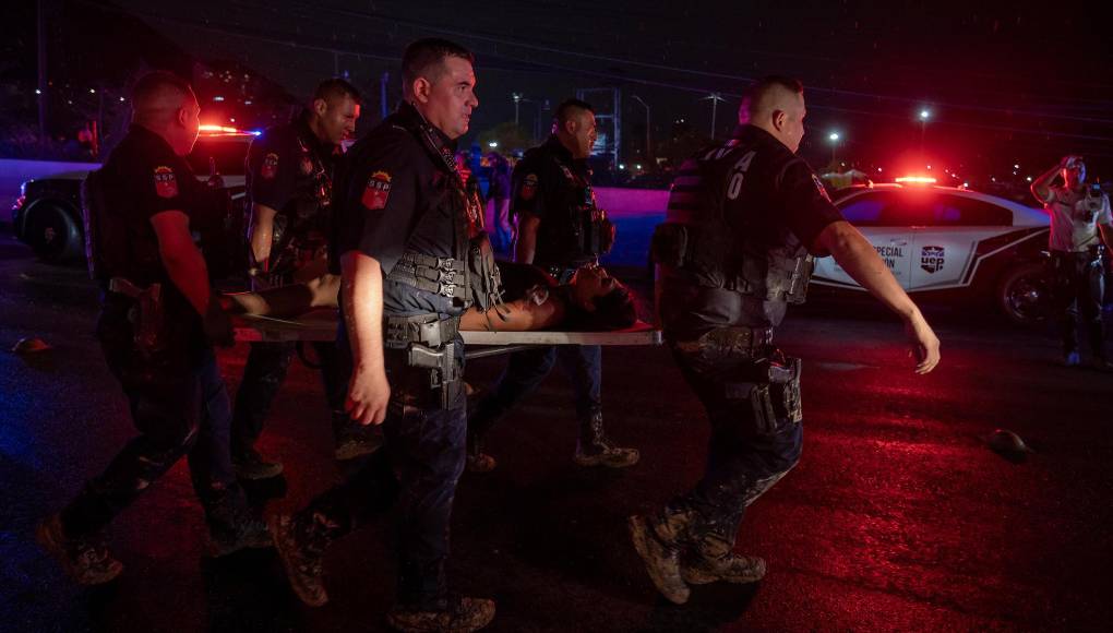 Imágenes difundidas en redes sociales muestran el momento en que las torres que sostenían el templete se desploman a causa de un vendaval y una pantalla gigante cae sobre la tarima donde estaban Álvarez <b>Máynez</b> y otros aspirantes de Movimiento Ciudadano (centro). 