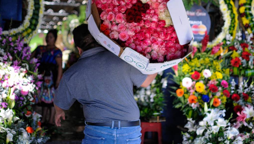 En Guatemala, la venta de arreglos florales con rosas de diversos colores se han disparado para esta fecha especial.