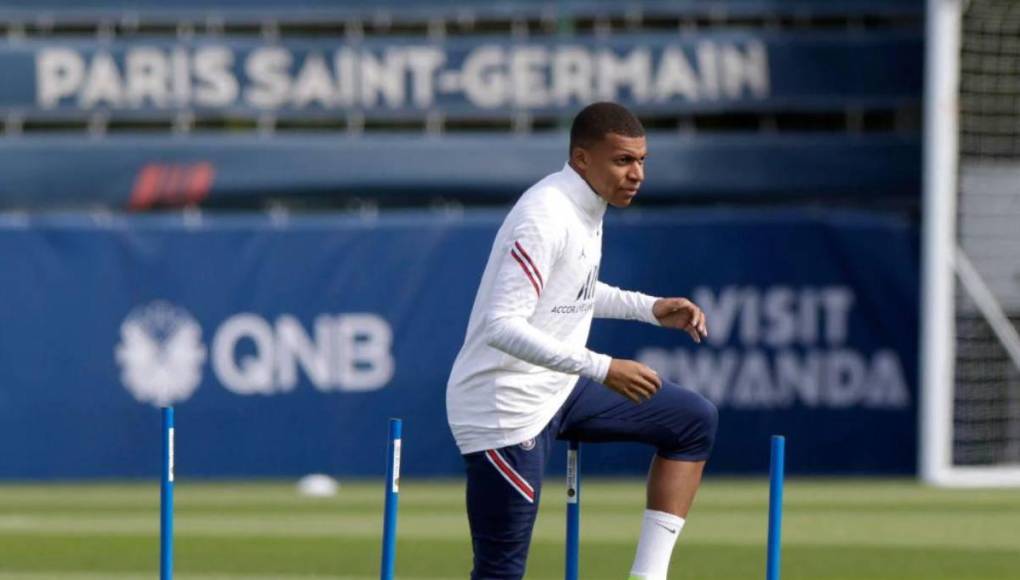 Asimismo, afirmó que el contrato ya está en manos de Mbappé y que el Madrid “quiere que Mbappé llegue al club en sus condiciones después de pasar años en esta saga”.