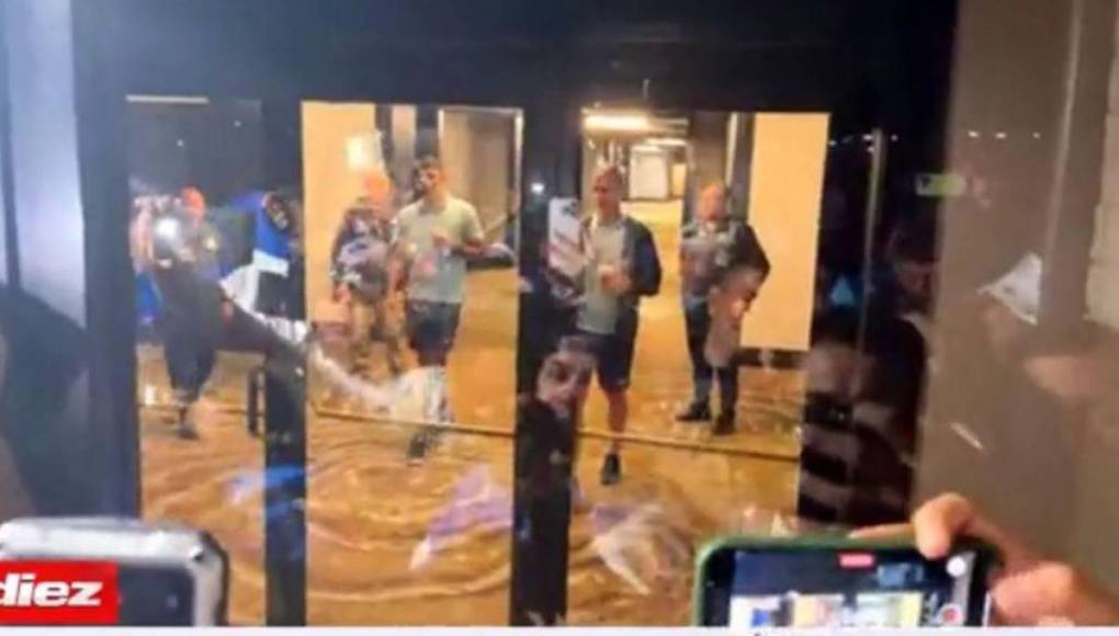 Unos momentos más tarde se apareció Jonathan Rougier y Luis Vega en la puerta para saludar a todos los que estaban presentes.