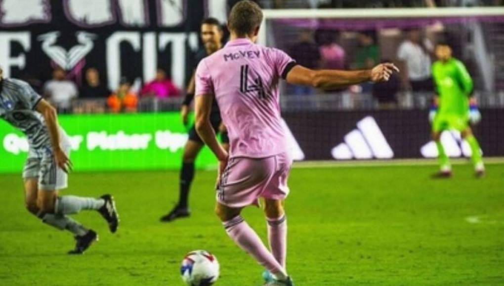 Christopher McVey quien era referente en la defensa tomó la decisión de irse al DC United y es que el Tata Martino no contaba con él.