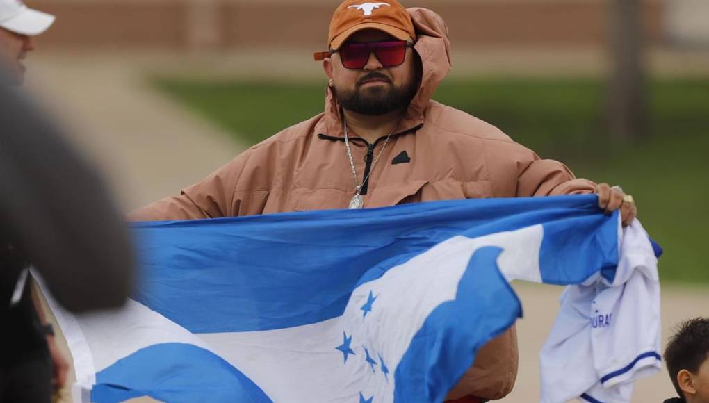 Este aficionado catracho radicado en Estados Unidos se llevó la bandera hondureña al recinto donde entrenó la Bicolor Nacional Hondureña.