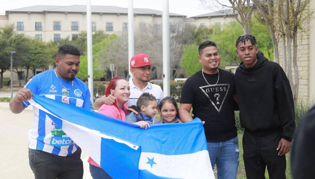 Alenis Vargas posó con los aficionados hondureños que llegaron al hotel de concentración.