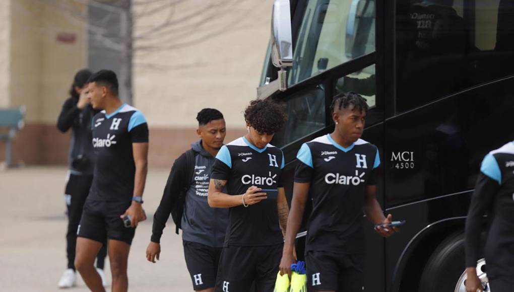 Los seleccionados hondureños Alenis Vargas, David Ruiz y Alexy Vega llegando a la primera práctica de la Bicolor.