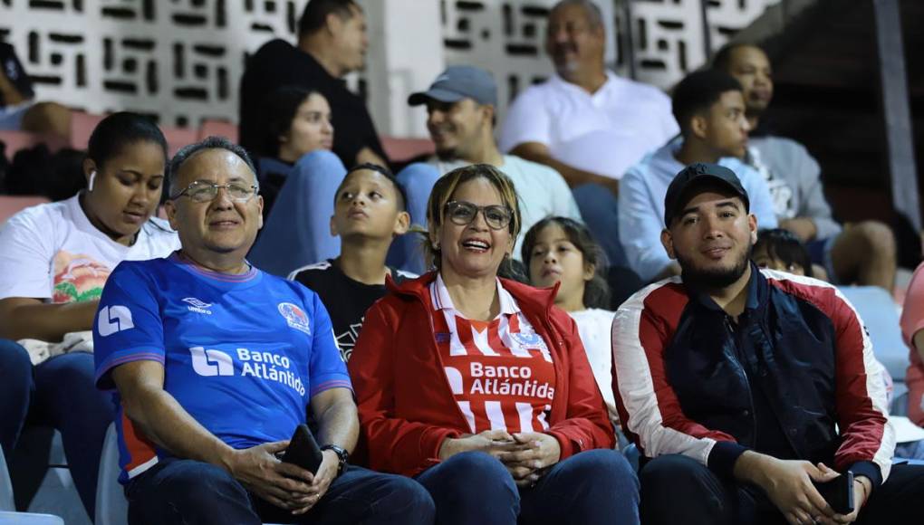 Los aficionados del Olimpia celebraron el primer triunfo de su equipo en el Torneo Clausura 2024.