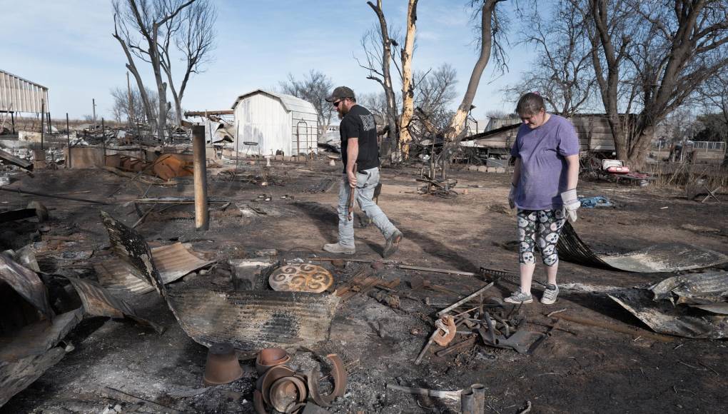 El domingo, las autoridades del condado Hutchinson ordenaron la evacuación durante unas tres horas de la ciudad de Fritch, 55 kilómetros al norte de Amarillo, al aproximarse las llamas de un nuevo incendio, denominado Roughneck.