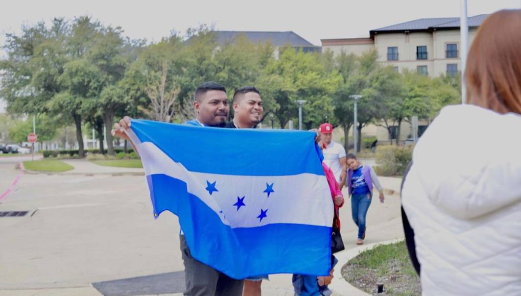 Aficionados hondureños se hicieron presente en el hotel de concentración de la Selección de Honduras para mostrar a su apoyo a los seleccionados.