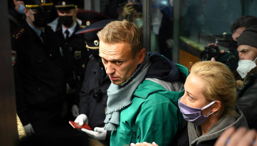 Una vez curado y sin signos de estar amedrentado, Alexéi Navalni protagonizó un gran regreso en diciembre de 2020 al tender una trampa a un agente ruso que admitió, por teléfono, que los servicios secretos estaban detrás de su envenenamiento.