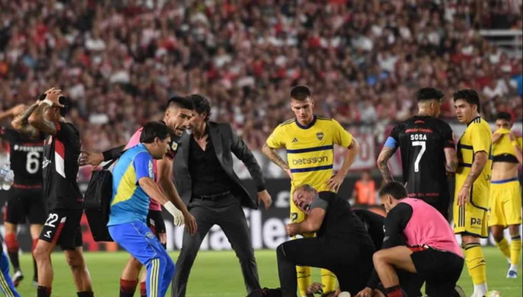 Los futbolistas de Boca Juniors también estuvieron atentos a lo que sucedía con el jugador de Estudiantes de La Plata.