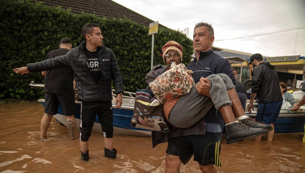 El nivel del río Guaíba, cuyas aguas han inundado el centro histórico de la capital regional de Porto Alegre, una ciudad de 1,3 millones de habitantes, volvió a crecer esta mañana hasta los 5,33 centímetros, su mayor marca de la historia.