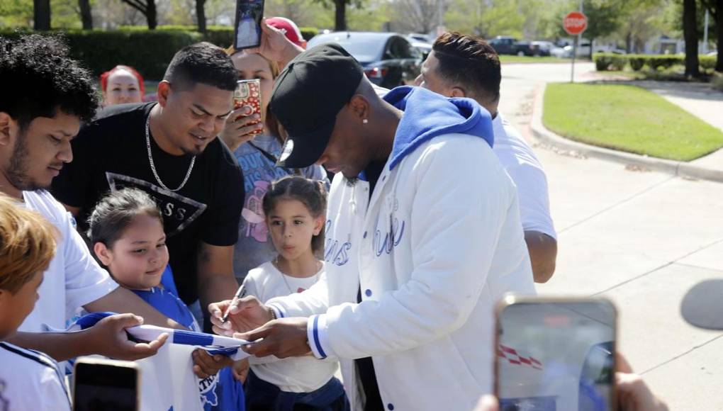 Deybi Flores se tomó su tiempo para atender a los aficionados hondureños en Dallas, Texas.