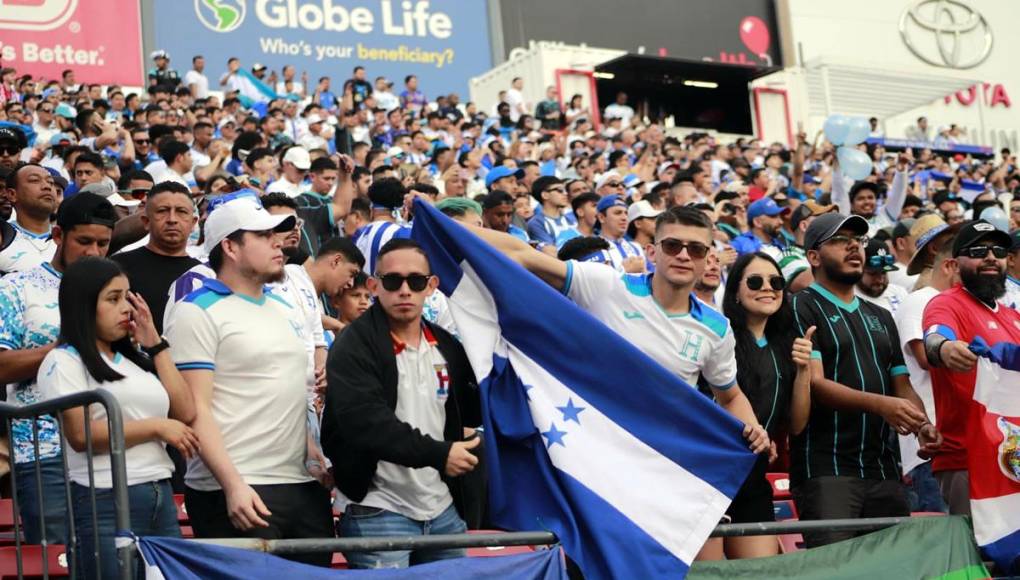 Los hondureños invadiron el Toyota Stadium de Dallas en apoyo a la Selección de Honduras ante Costa Rica.