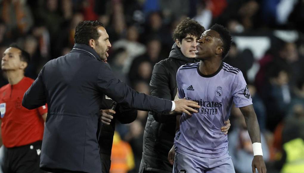 Vinicius también se encaró con el entrenador del Valencia, Rubén Baraja.