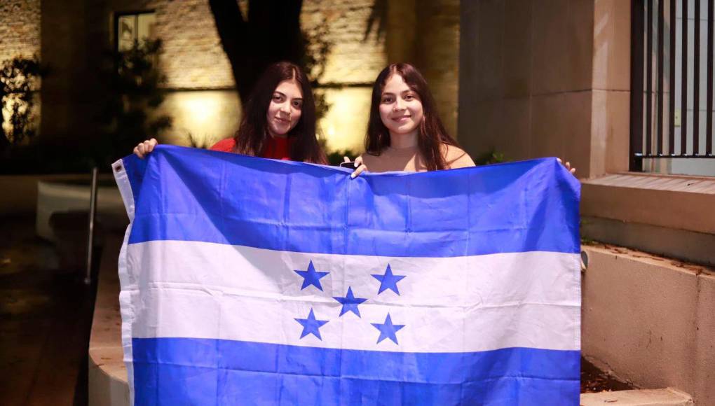 Las catrachas que cautivaron en el hotel de concentración para recibir a los seleccionados.