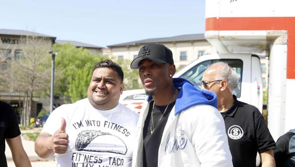 El volante del Toronto FC también se tomó fotografías con los compatriotas que llegaron al hotel de concentración de la Selección Nacional.