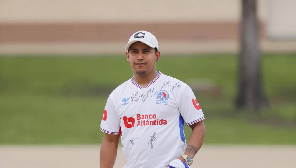 Este aficionado olimpista pudo ingresar unos minutos para observar el entreno de la Selección de Honduras en Texas. Además, los jugadores de Olimpia le firmaron la camiseta. Fue un doble regalo para el hincha.