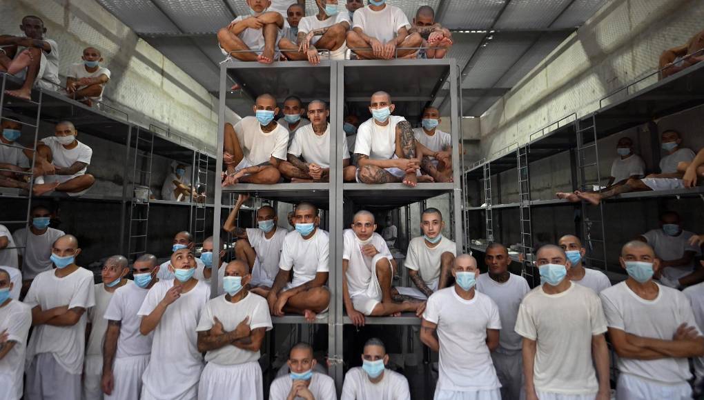 Esta “megacárcel”, que este jueves cumple un año desde su inauguración, es la prisión “más criticada del mundo”, en palabras de Bukele, pero representa el camino hacia el fin de un fenómeno criminal que enlutó al país con al menos 120.000 muertos desde 1993, según el mandatario.