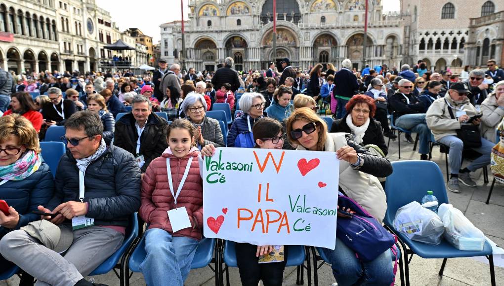 “Hoy vemos esta ciudad, admiramos su encantadora belleza, pero nos preocupan los muchos problemas que la amenazan”, lamentó desde el centro veneciano, marcado por una despoblación irrefrenable (residen ya menos de 50.000 personas).