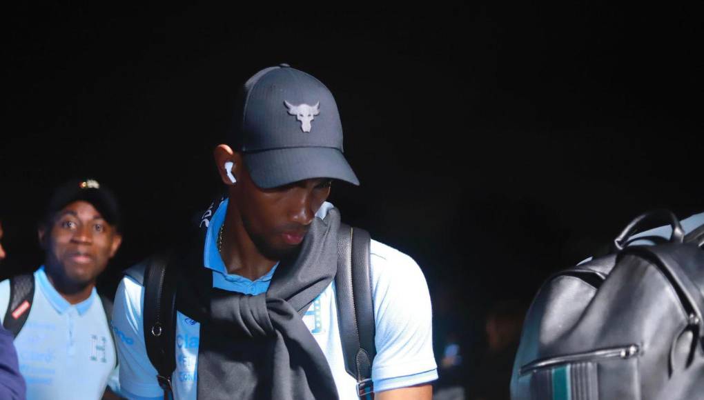 La H llegó a suelo americano a las 7:00 de la noche hora catracha y 8:00 de la noche hora de Texas, en vuelo que duró casi cuatro horas.