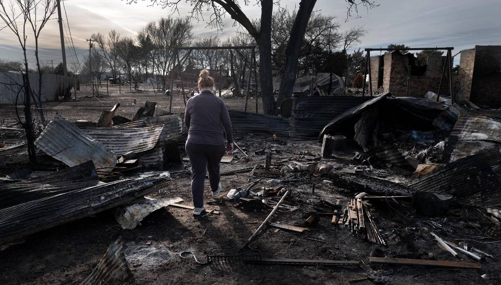 Otra víctima, identificada como Cindy Owen y cuyo camión fue envuelto por las llamas al sur de Canadian, 160 kilómetros al nordeste de Amarillo, falleció en un hospital de Oklahoma adonde fue transportada.