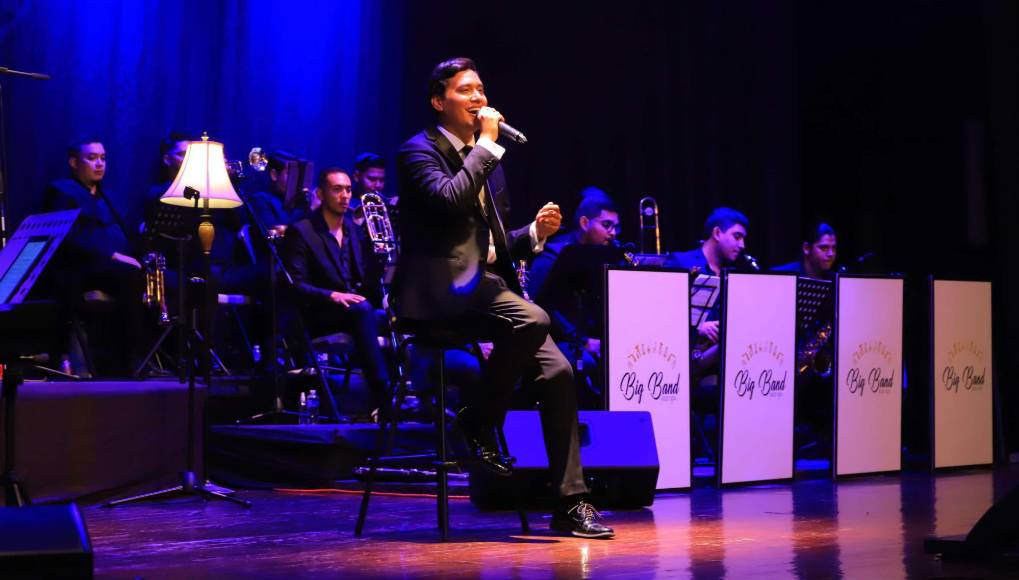 Daniel Ochoa demostró su versatilidad musical junto a la Big Band Jazz de SPS, interpretando géneros como la balada, boleros y “jazz”.