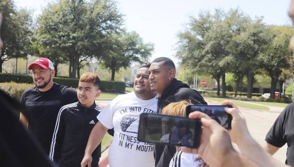 Joseph Rosales posó con aficionados para fotos que le pidieron antes de ingresar al hotel de concentración de la Selección de Honduras.