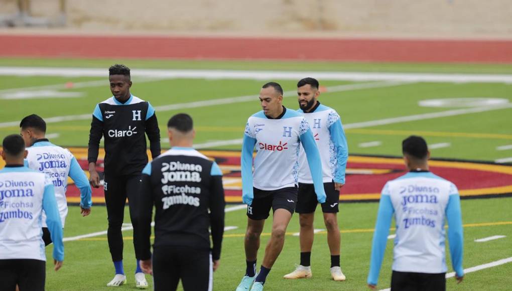 Devron García, Jorge Álvarez y Alex Güity trabajaron en los rondos de la Bicolor Nacional en el Saginaw High School de Texas.