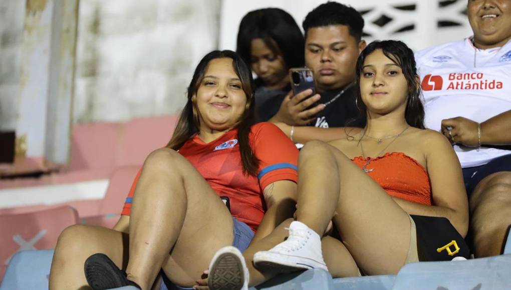 Las aficionadas olimpistas disfrutaron del primer triunfo del Olimpia en el Torneo Clausura 2024.
