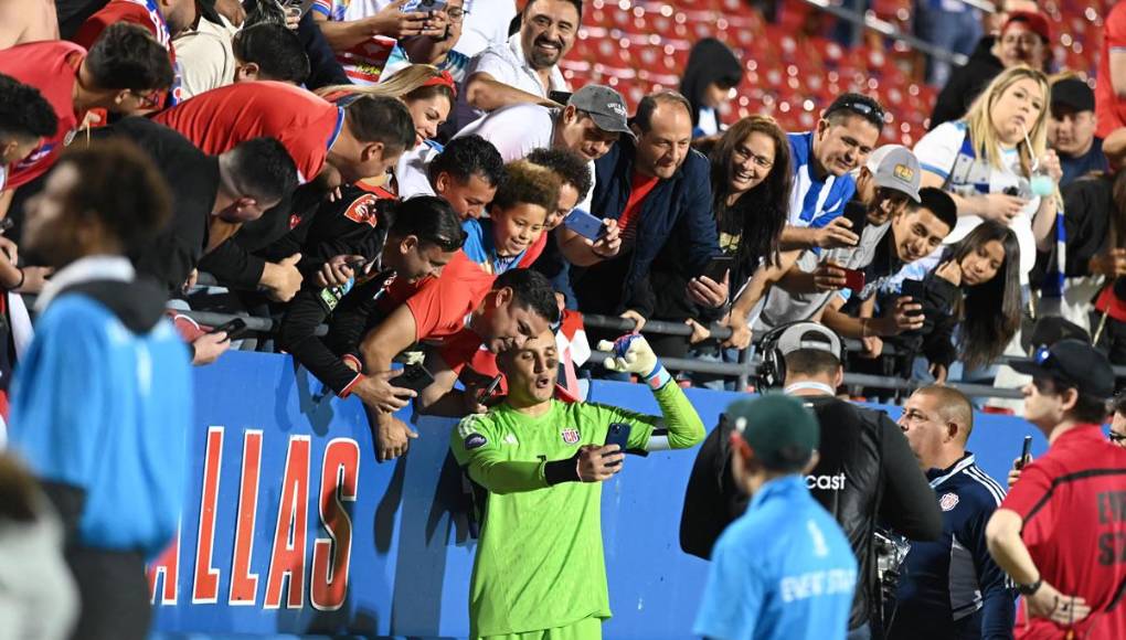 El portero del París Saint Germain también se tomó fotos con los aficionados.