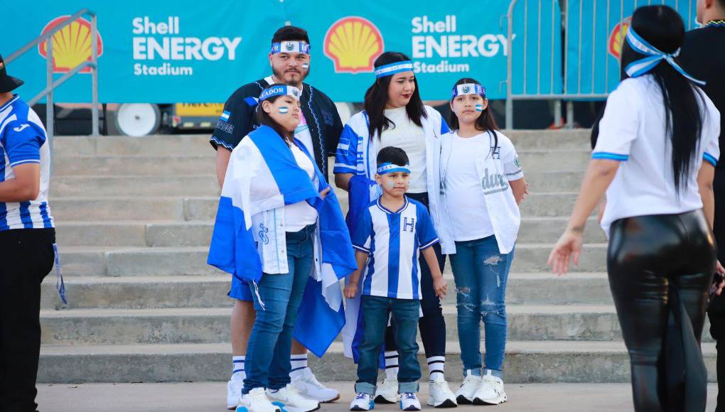 Pese a la caída ante los ticos, los aficionados hondureños se hicieron presentes en el recinto para disfrutar del amistoso contra El Salvador. 
