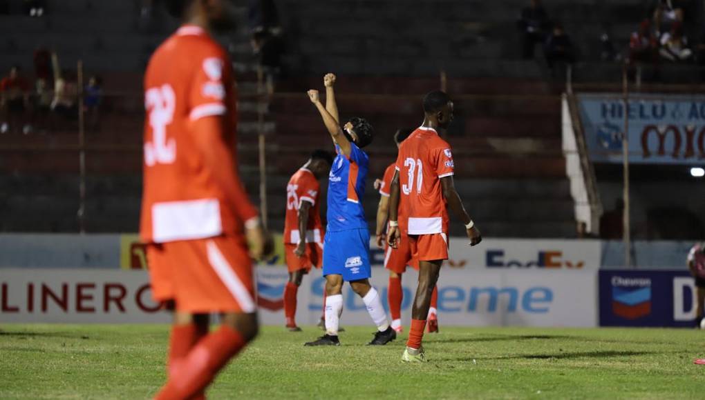 José Mario Pinto festejando su gol que significó el 0-3 del Olimpia contra el Vida.