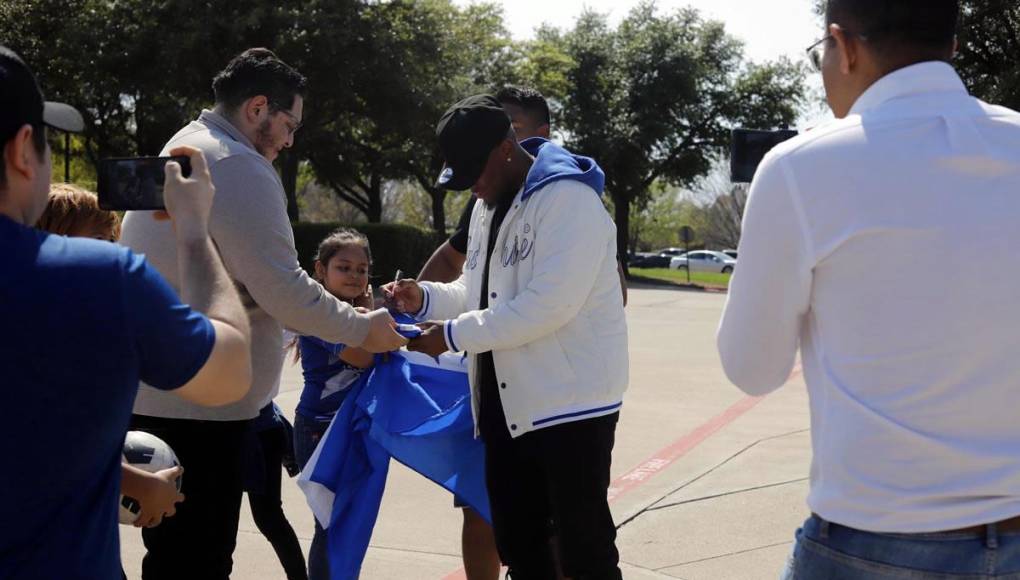 El centrocampista hondureño firmó autógrafos a la decena de aficionados que se acercaron al hotel de concentración de la Selección de Honduras en Dallas, Estados Unidos.