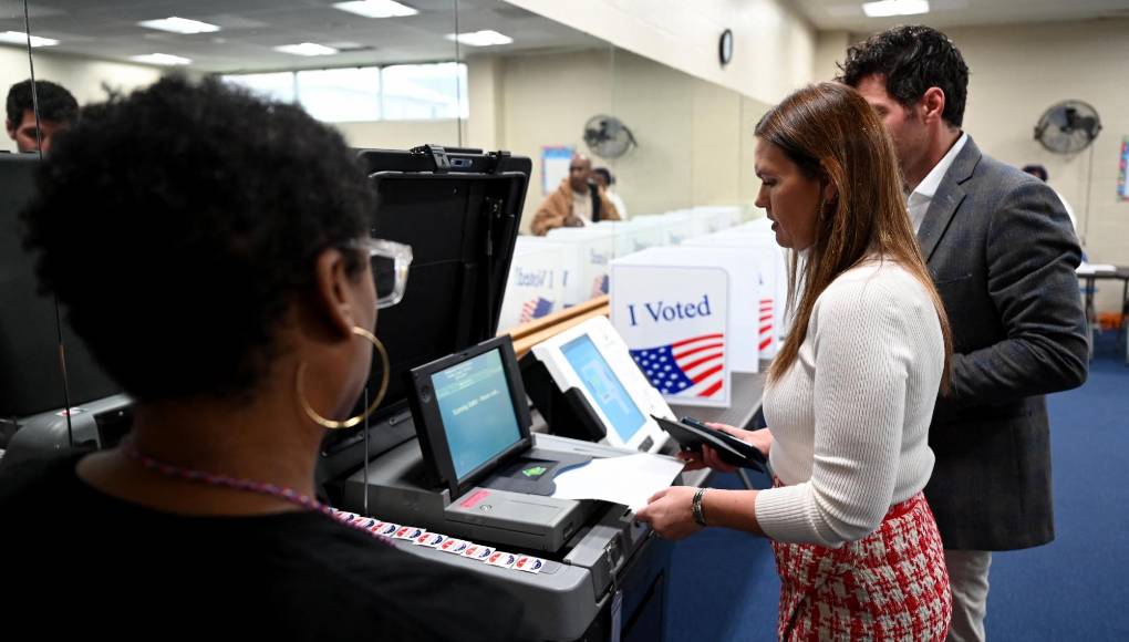 Decenas de millones de estadounidenses están llamados a las urnas este supermartes para designar a sus candidatos republicanos y demócratas a las elecciones presidenciales de noviembre.
