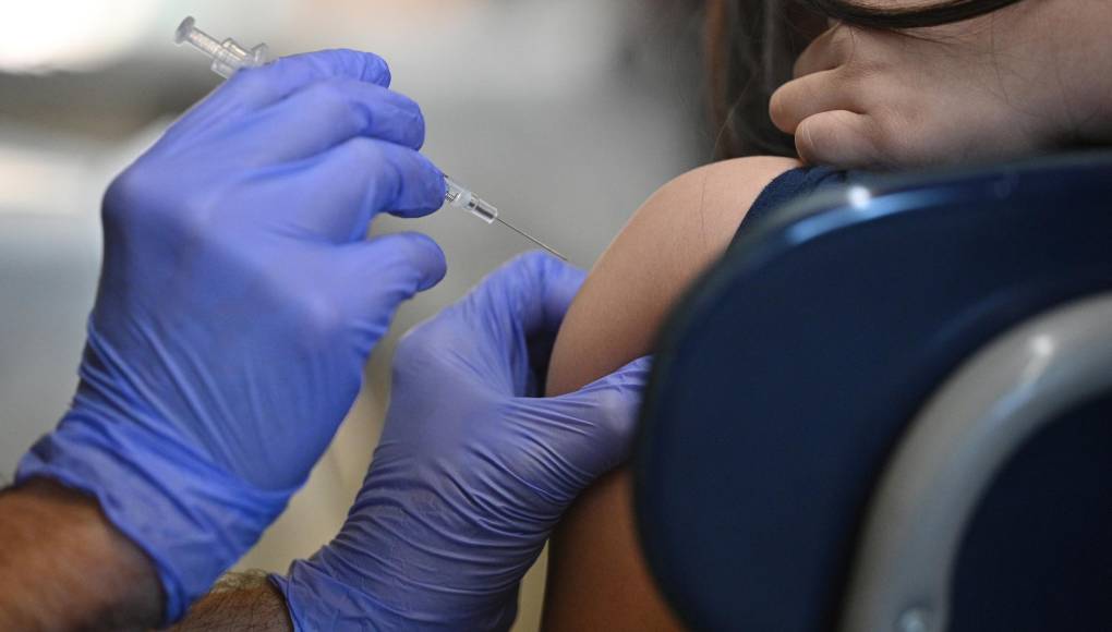 Vacunas anticovid mostraron alta eficacia contra casos graves de ómicron, según CDC