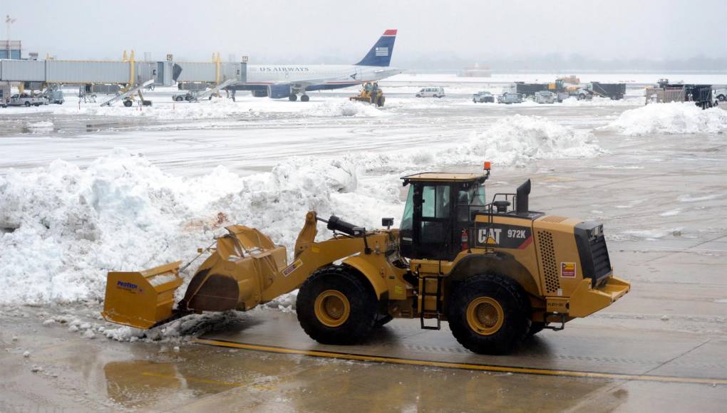 Dos muertos, miles de personas sin electricidad y vuelos cancelados en EEUU por tormenta invernal
