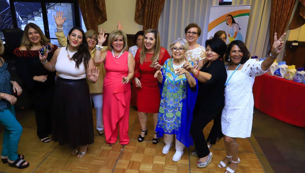 Color y buena disposición en la reunión del Club de Damas Internacionales