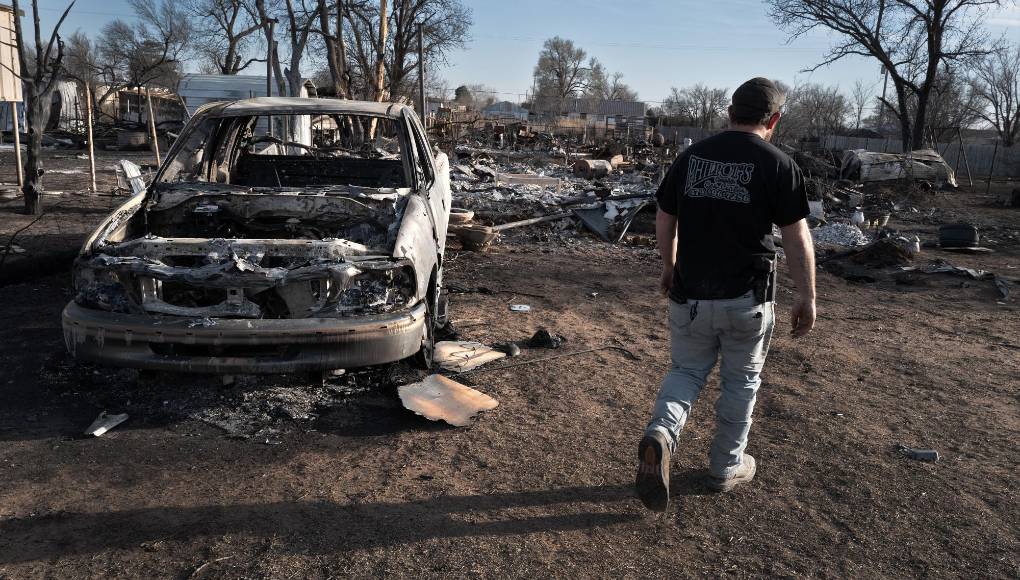 “Cuando miras los daños que han ocurrido aquí, simplemente todo ha desaparecido, ha desaparecido por completo, no queda nada más que cenizas en el suelo”, dijo el gobernador Greg Abbott en conferencia de prensa desde Borger, una de las ciudades afectadas. Habló preliminarmente de unas 500 estructuras destruidas.
