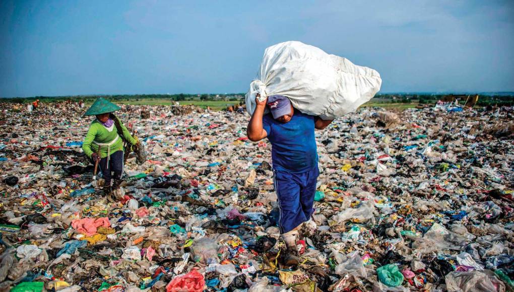 Phnom Penh, Cambodia, también enfrenta una contaminación por plástico.