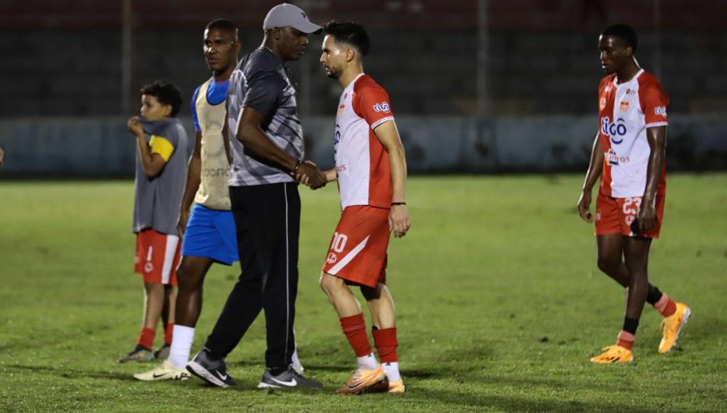 El entrenador del Vida, Raúl Martínez Sambulá, consoló a sus jugadores por la nueva derrota.