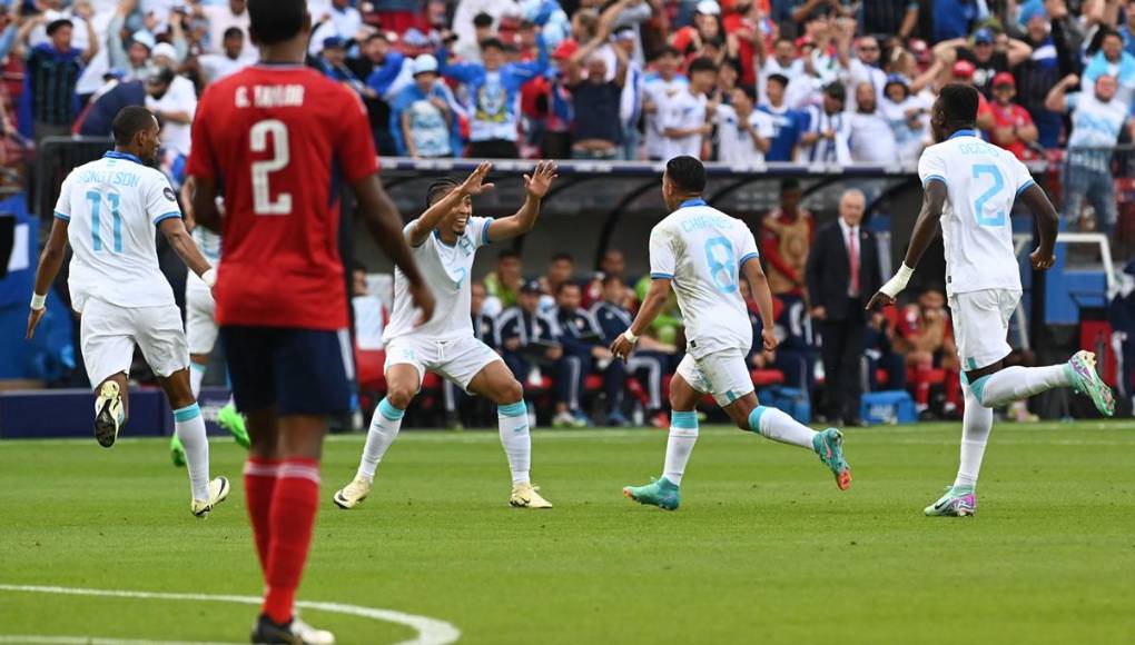 Los seleccionados hondureños festejando el golazo de Michaell Chirinos.