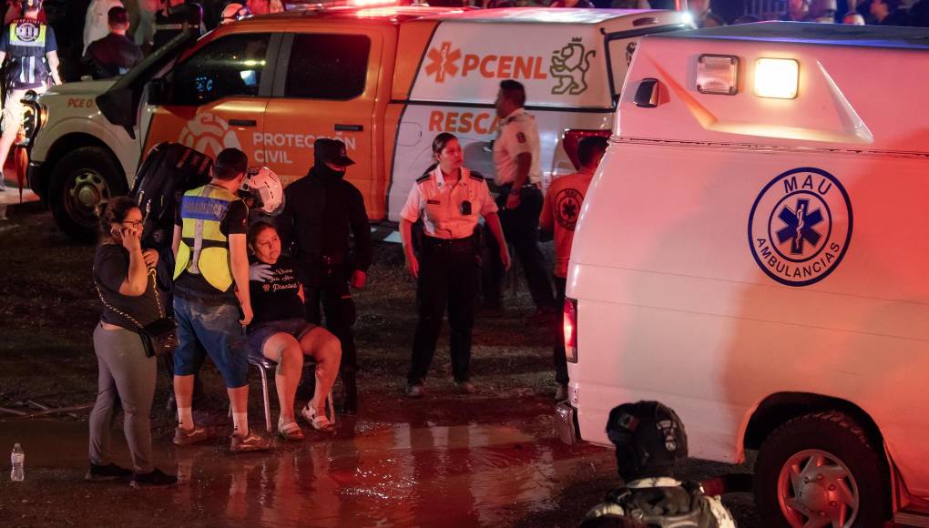 El diputado de Movimiento Ciudadano, Javier González Alcántara, dijo a la cadena Televisa que rescatistas evacuaron a los lesionados que estaban bajo el templete, en medio de un amplio operativo. 