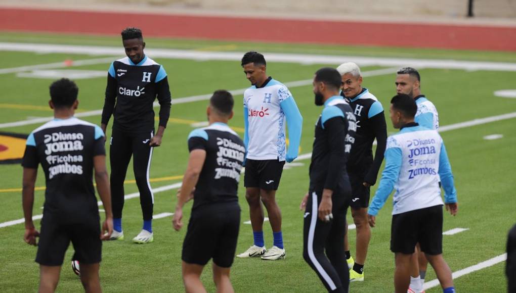 Todos los seleccionados atentos al rondo que hicieron en la práctica.