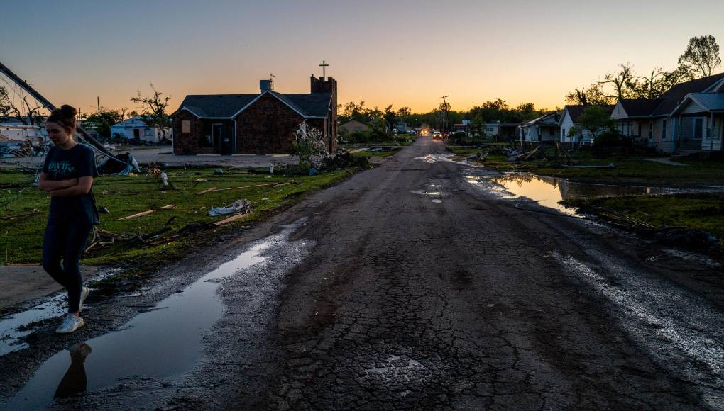 “El jueves un frente que se extiende desde la costa del Atlántico hacia el oeste al valle del río Ohio y hacia el sudoeste a las altas Planicies, se trasladará hacia la costa atlántica el viernes y permanecerá sobre Florida el sábado”, indicó el NWS.