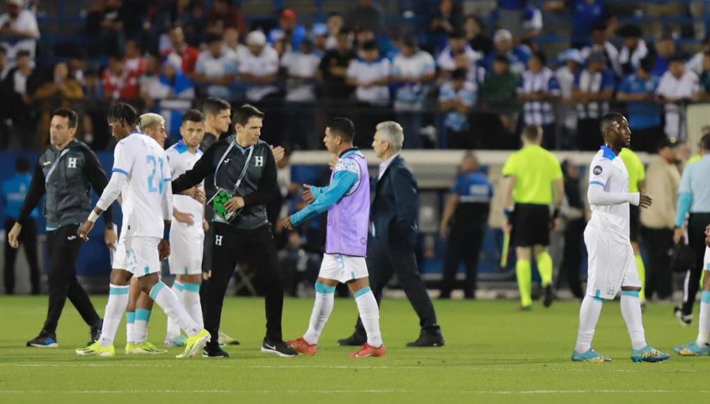Reinaldo Rueda se metió al campo al final del partido y consoló a sus jugadores tras quedar fuera de la Copa América 2024.
