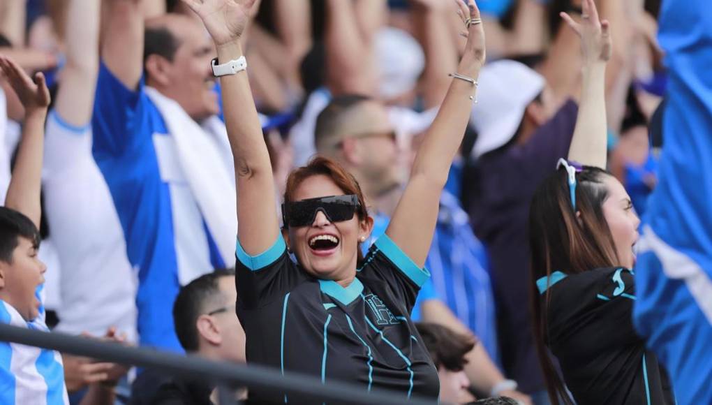 La alegría de la afición catracha celebrando el golazo de Michaell Chirinos.