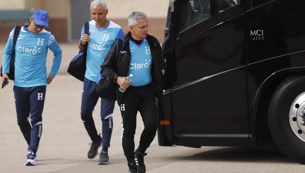 Reinaldo Rueda y Alexis Mendoza encabezaron la llegada de la Selección Nacional de Honduras en el Saginaw High School de Texas, un recinto con grama sintética.