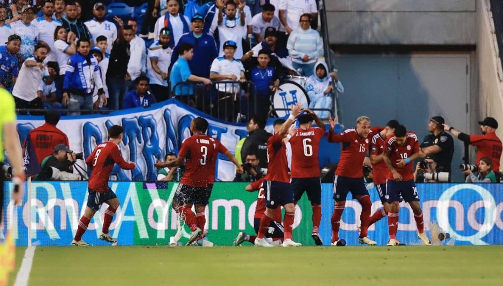 Los aficionados hondureños respondieron al tico Jefferson Brenes y le lanzaron todo tipo de objetos desde las gradas.