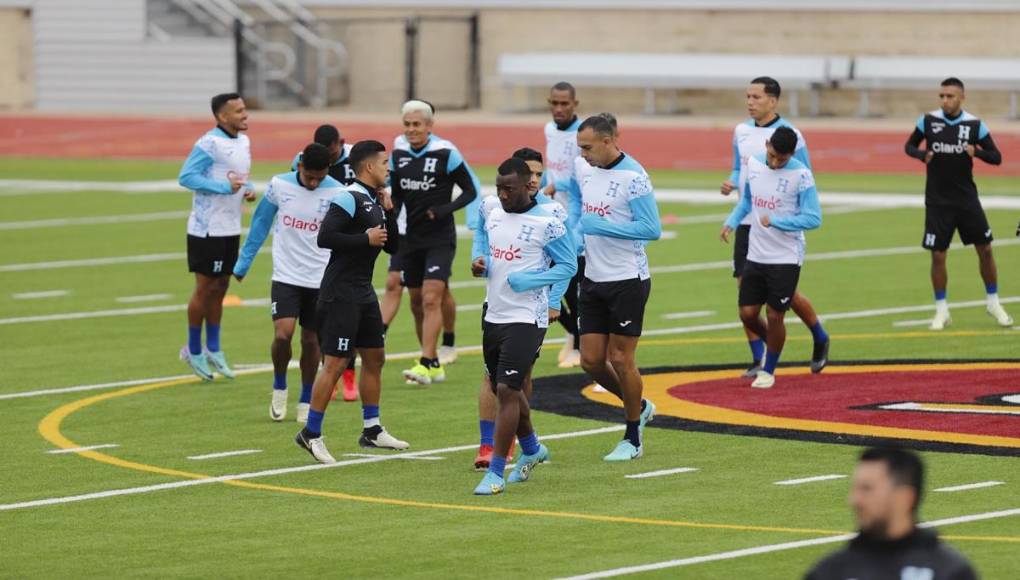 Los seleccionados hondureños realizaron ejercicios físicos de calentamiento antes de entrar en calor con los trabajos tácticos de la Bicolor.